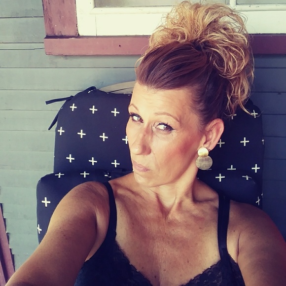 Meet your Posher, Christine - Picture 1 of 1